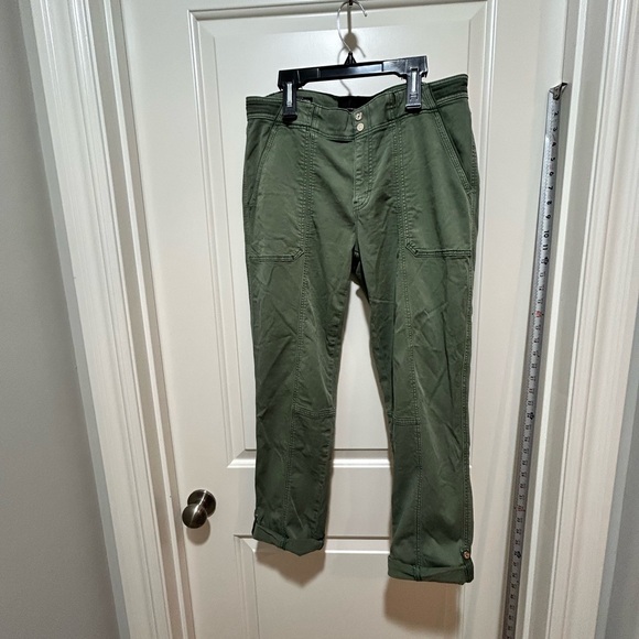 White House Black Market Pants - White House Black Market women’s size 8 Olive Cargo Pant. Mid rise straight crop